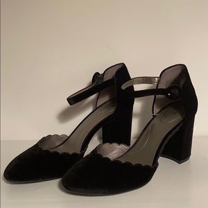 Bandolino Velvet Heel